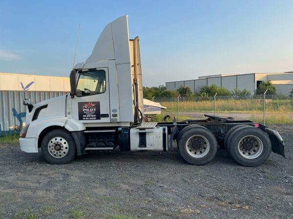 2015 Volvo VNL 320000 Miles Clear Title D13 Engine Automatic Transmission