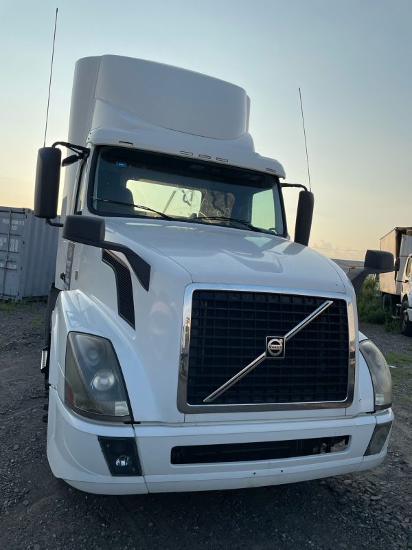 2015 Volvo VNL 320000 Miles Clear Title D13 Engine Automatic Transmission